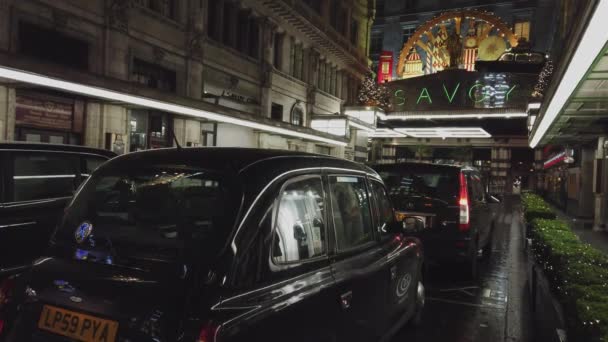 Savoy Hotel a Londra di notte - LONDRA, INGHILTERRA - 16 DICEMBRE 2018 — Video Stock