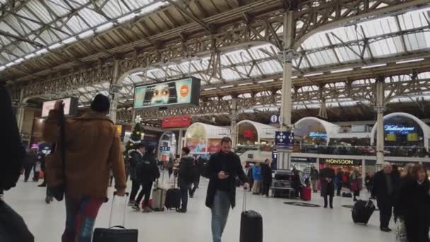 Chegando à estação Victoria de Londres - LONDRES, ENGLÂNDIA - 16 DE DEZEMBRO DE 2018 — Vídeo de Stock