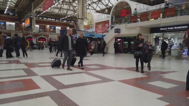 Llegando a la estación de Victoria de Londres - LONDRES, INGLATERRA - 16 DE DICIEMBRE DE 2018 — Vídeos de Stock