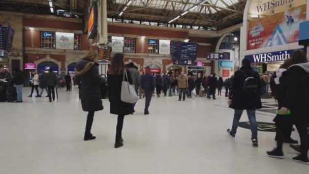 Llegando a la estación de Victoria de Londres - LONDRES, INGLATERRA - 16 DE DICIEMBRE DE 2018 — Vídeos de Stock