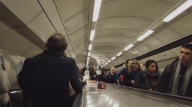 Londra Yeraltı yürüyen platformlar - Londra, İngiltere - 16 Aralık 2018