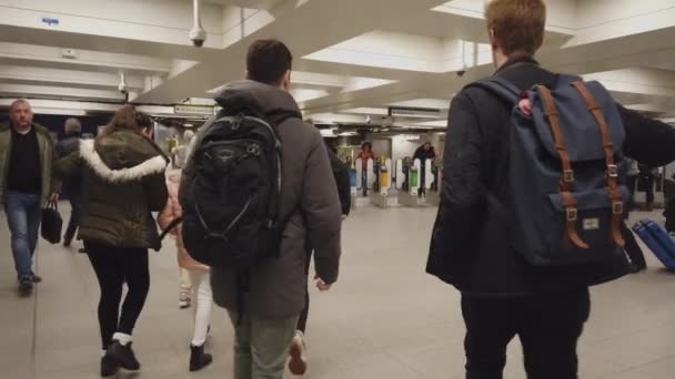 Arrivée à la gare Victoria de Londres - LONDRES, ANGLETERRE - 16 DÉCEMBRE 2018 — Video
