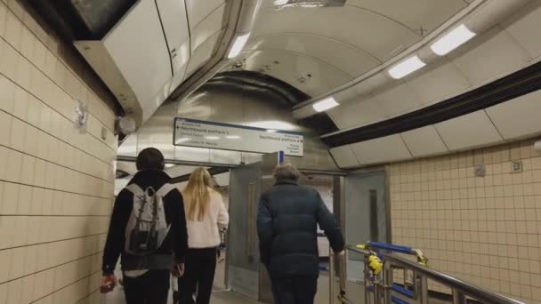 Séta a platform London Underground station - London, Anglia - 2018. December 16. — Stock videók