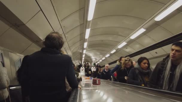 London U-Bahn-Rolltreppe zu den Bahnsteigen - London, England - 16. Dezember 2018 — Stockvideo