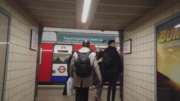 Raggiungi a piedi la piattaforma alla stazione della metropolitana di Londra - LONDRA, INGHILTERRA - 16 DICEMBRE 2018 — Video Stock