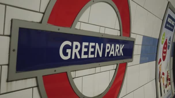 London Underground állomás Green Park - London, Anglia - 2018. December 16. — Stock videók