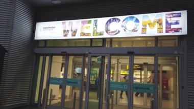 Manchester Havaalanı - Manchester, Büyük Britanya - 1 Ocak 2019 hoş geldiniz.