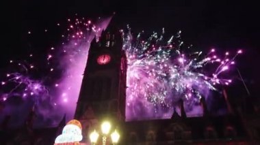 Yeni yıl arifesinde havai fişek, Manchester Town Hall - Manchester, Büyük Britanya - 1 Ocak 2019