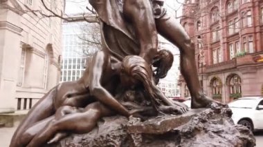 Manchester - Manchester, Büyük Britanya - Merkez Kütüphanesi önünde 1 Ocak 2019 heykel