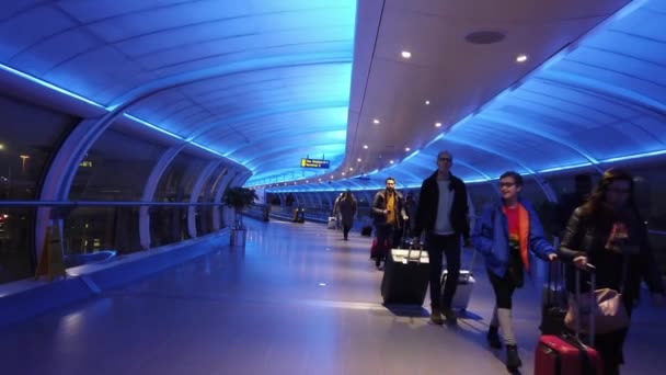 机场航站楼之间的步行道 英国曼彻斯特 2019年1月1日 — 图库视频影像