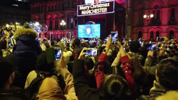Люди Празднуют Новый Год Альберт Сквер Манчестере Manchester United Kingdom — стоковое видео