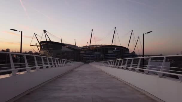 Fußweg Zum Etihad Stadion Der Stadt Manchester Manchester Vereinigtes Königreich — Stockvideo