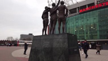 Manchester United futbol zemin Old Trafford - Manchester, Büyük Britanya - 1 Ocak 2019 yılında Birleşik Trinity heykeli