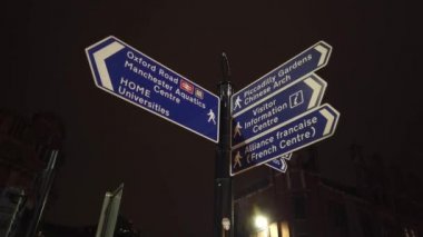 Yön işareti Piccadilly bahçeleri de Manchester - Manchester, İngiltere - 1 Ocak 2019