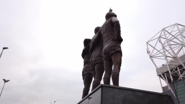 オールド トラッフォード マンチェスター イギリス 2019 日のマンチェスター ユナイテッド サッカー グラウンドでユナイテッドの三位一体の像 — ストック動画