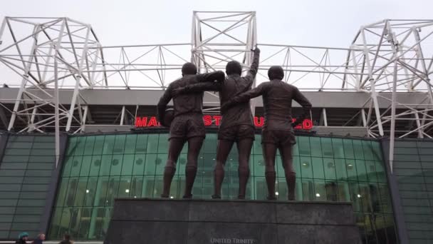 Estatua Trinidad Unida Campo Fútbol Manchester United Old Trafford Manchester — Vídeos de Stock