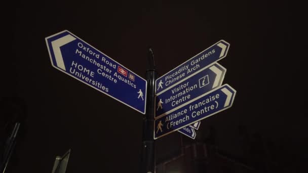 前往曼彻斯特皮卡迪利花园的指示牌 联合王国曼彻斯特 2019年1月1日 — 图库视频影像