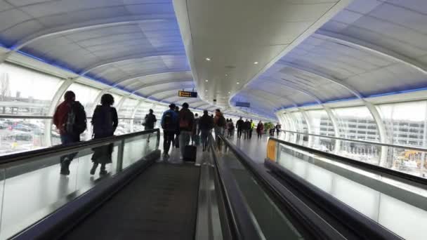 英国曼彻斯特机场航站楼之间的步行道-2019年1月1日 — 图库视频影像