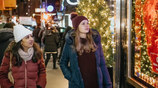 Mujeres jóvenes en Nueva York haciendo compras navideñas en la Quinta Avenida - NUEVA YORK, EE.UU. - 4 DE DICIEMBRE DE 2018 — Foto de Stock