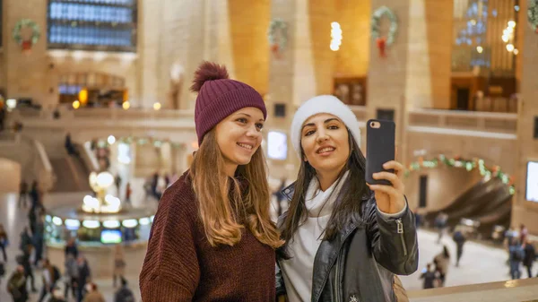 Młodych kobiet odwiedzić dworzec Grand Central New York - Nowy Jork, Usa - 4 grudnia 2018 r. — Zdjęcie stockowe