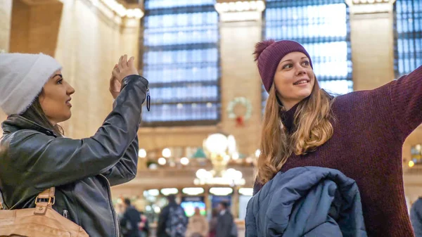 Två vänner resa till New York för sightseeing - New York, Usa - 4 December 2018 — Stockfoto