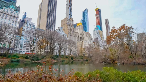 Blick vom Central Park auf die Wolkenkratzer in Manhattan - New York, USA - 4. Dezember 2018 — Stockfoto