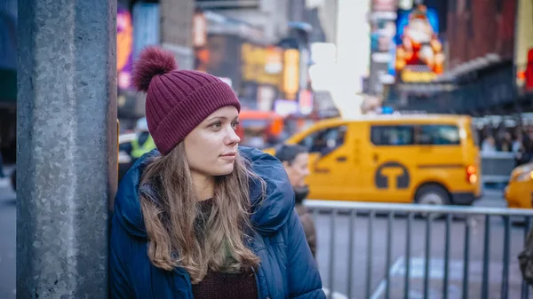 Hermosa chica en las calles de la ciudad de Nueva York - NUEVA YORK, EE.UU. - 4 DE DICIEMBRE DE 2018 — Foto de Stock