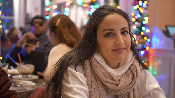 Young woman in a small cafe in New York City - NEW YORK, USA - DECEMBER 4, 2018 — Stock Photo, Image