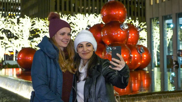 Dos niñas visitan Nueva York en la maravillosa época de Navidad - NUEVA YORK, EE.UU. - 4 DE DICIEMBRE DE 2018 — Foto de Stock