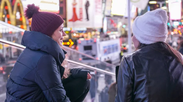 Dos chicas en Nueva York disfrutan de la increíble vista de Times Square por la noche - NUEVA YORK, EE.UU. - 4 de DICIEMBRE de 2018 — Foto de Stock