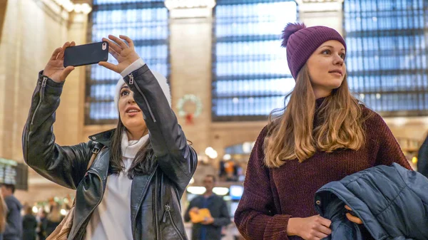 Mujeres jóvenes visitan la estación Grand Central de Nueva York - NUEVA YORK, EE.UU. - 4 DE DICIEMBRE DE 2018 — Foto de Stock