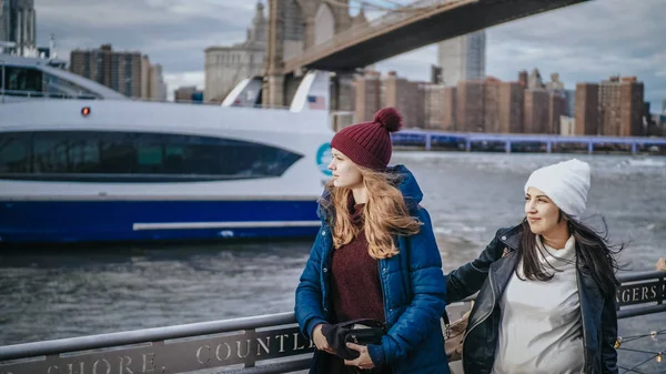 Dwie dziewczyny na zwiedzanie, wycieczka do Nowego Jorku w Hudson River - Nowy Jork, Usa - 4 grudnia 2018 r. — Zdjęcie stockowe