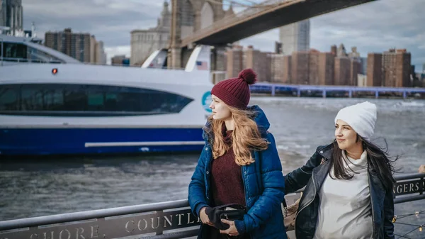 Two girls on a sightseeing tour to New York City at Hudson River - NEW YORK, USA - DECEMBER 4, 2018 — Stock Photo, Image