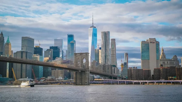 Vue imprenable sur les toits de Manhattan avec Brooklyn Bridge - NEW YORK, États-Unis - 4 DÉCEMBRE 2018 — Photo