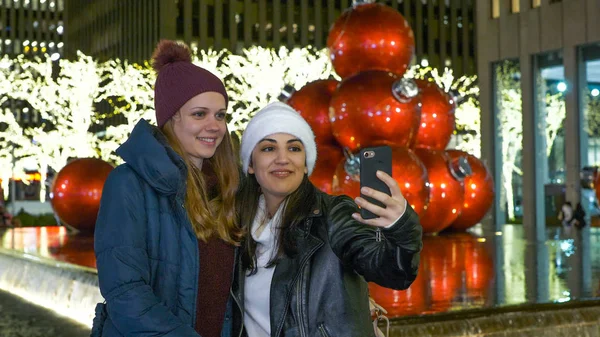 Two girls visit New York at wonderful Christmas time - NEW YORK, USA - DECEMBER 4, 2018 — Stock Photo, Image