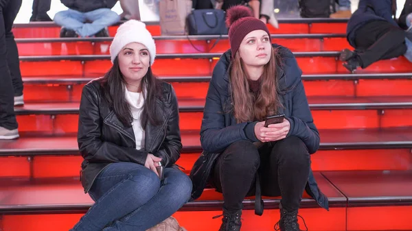 Dos Chicas Times Square Por Noche Sientan Los Famosos Escalones — Foto de Stock