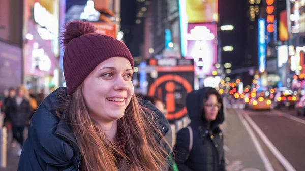 Marcher sur Times Square New York la nuit lors d'un voyage touristique à Manhattan - NEW YORK, États-Unis - 4 DÉCEMBRE 2018 — Photo