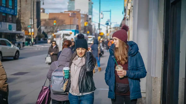 Dos niñas en las calles de Nueva York en un día soleado - NUEVA YORK, EE.UU. - 4 DE DICIEMBRE DE 2018 —  Fotos de Stock
