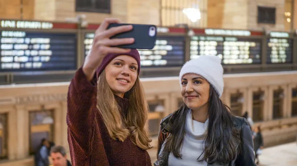 Mujeres jóvenes visitan la estación Grand Central de Nueva York - NUEVA YORK, EE.UU. - 4 DE DICIEMBRE DE 2018 — Foto de Stock