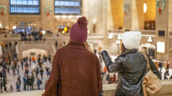 İki arkadaş gezi için New York'a seyahat ve Grand Central Station - New York, ABD - 4 Aralık 2018 keyfini çıkarın. — Stok fotoğraf