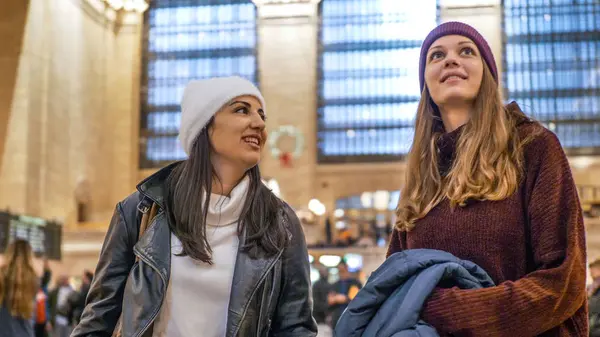 Jovens mulheres visitam Grand Central station New York - NEW YORK, EUA - 4 de dezembro de 2018 — Fotografia de Stock