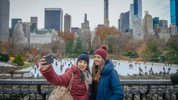 Taking a selfie at the famous Ice Rink in central Park New York - NEW YORK, USA - DECEMBER 4, 2018 — Stock Photo, Image
