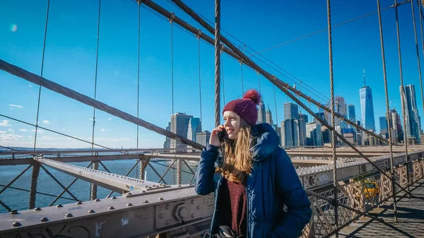 Una joven hermosa mujer se relaja en el puente de Brooklyn mientras disfruta de la increíble vista - NUEVA YORK, EE.UU. - 4 DE DICIEMBRE DE 2018 — Foto de Stock