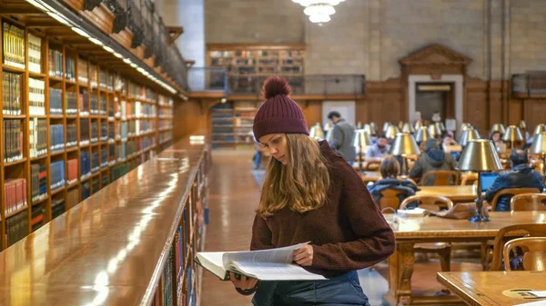 Jovem em uma biblioteca para estudar - NOVA IORQUE, EUA - 4 DE DEZEMBRO DE 2018 — Fotografia de Stock