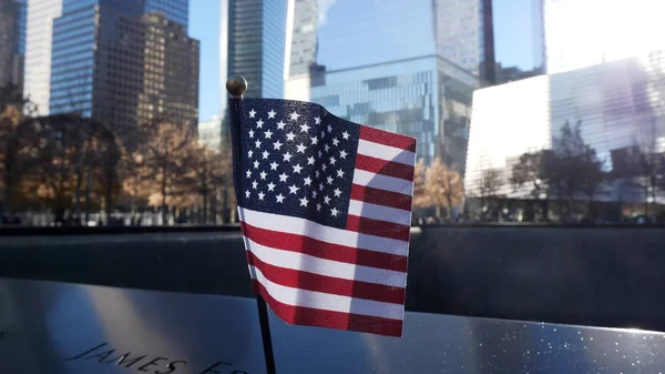 Nás vlajku na 911 Památník Světové obchodní centrum - New York, Usa - 4. prosince 2018 — Stock fotografie