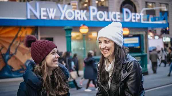 Dos amigos de Times Square disfrutan de su viaje de vacaciones a Nueva York - NUEVA YORK, EE.UU. - 4 DE DICIEMBRE DE 2018 — Foto de Stock