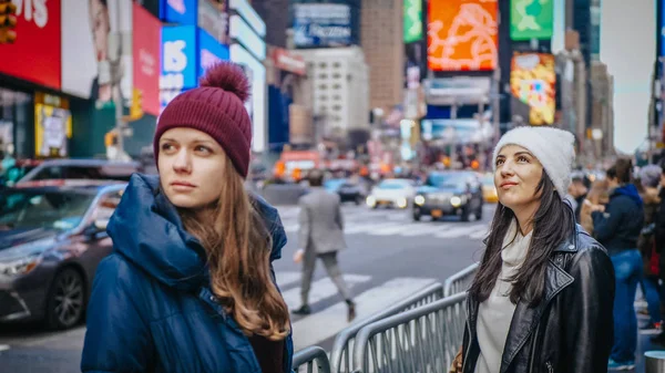 İki arkadaş onların tatil için New York - New York, ABD - 4 Aralık 2018 iyi yolculuklar — Stok fotoğraf