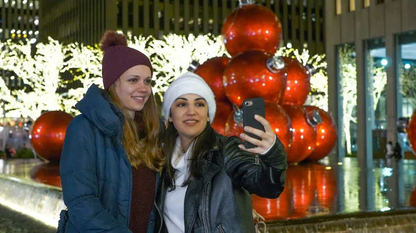 Two girls visit New York at wonderful Christmas time - NEW YORK, USA - DECEMBER 4, 2018 — Stock Photo, Image