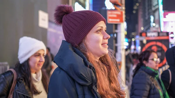 Marcher sur Times Square New York la nuit lors d'un voyage touristique à Manhattan - NEW YORK, États-Unis - 4 DÉCEMBRE 2018 — Photo
