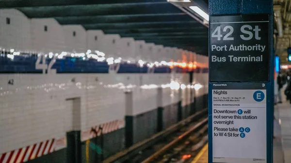 Платформа нью-йоркского метро на 42-й улице - Нью-Йорк, США - 4 декабря 2018 года — стоковое фото